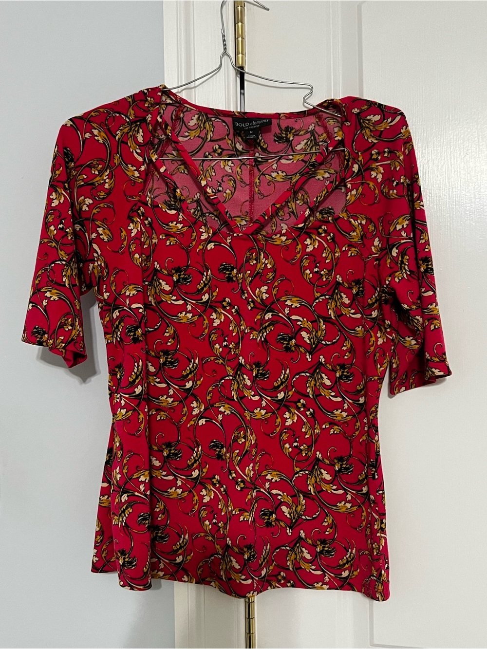 Bold Elements Women’s pink V-Neck Floral Print Top Medium